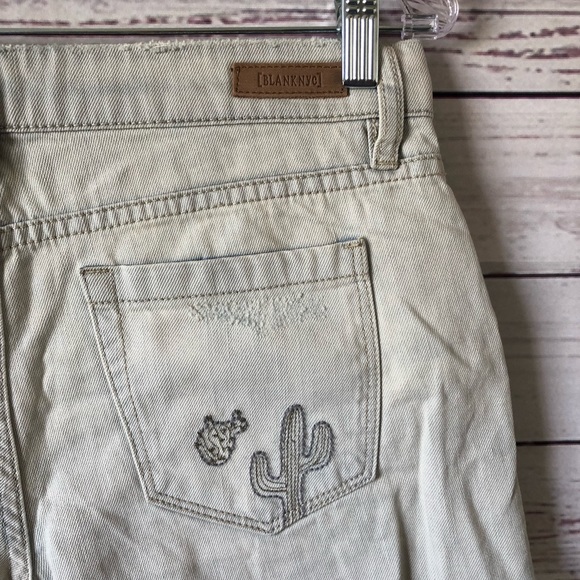 BLANKNYC light wash distressed denim short - Picture 7 of 8